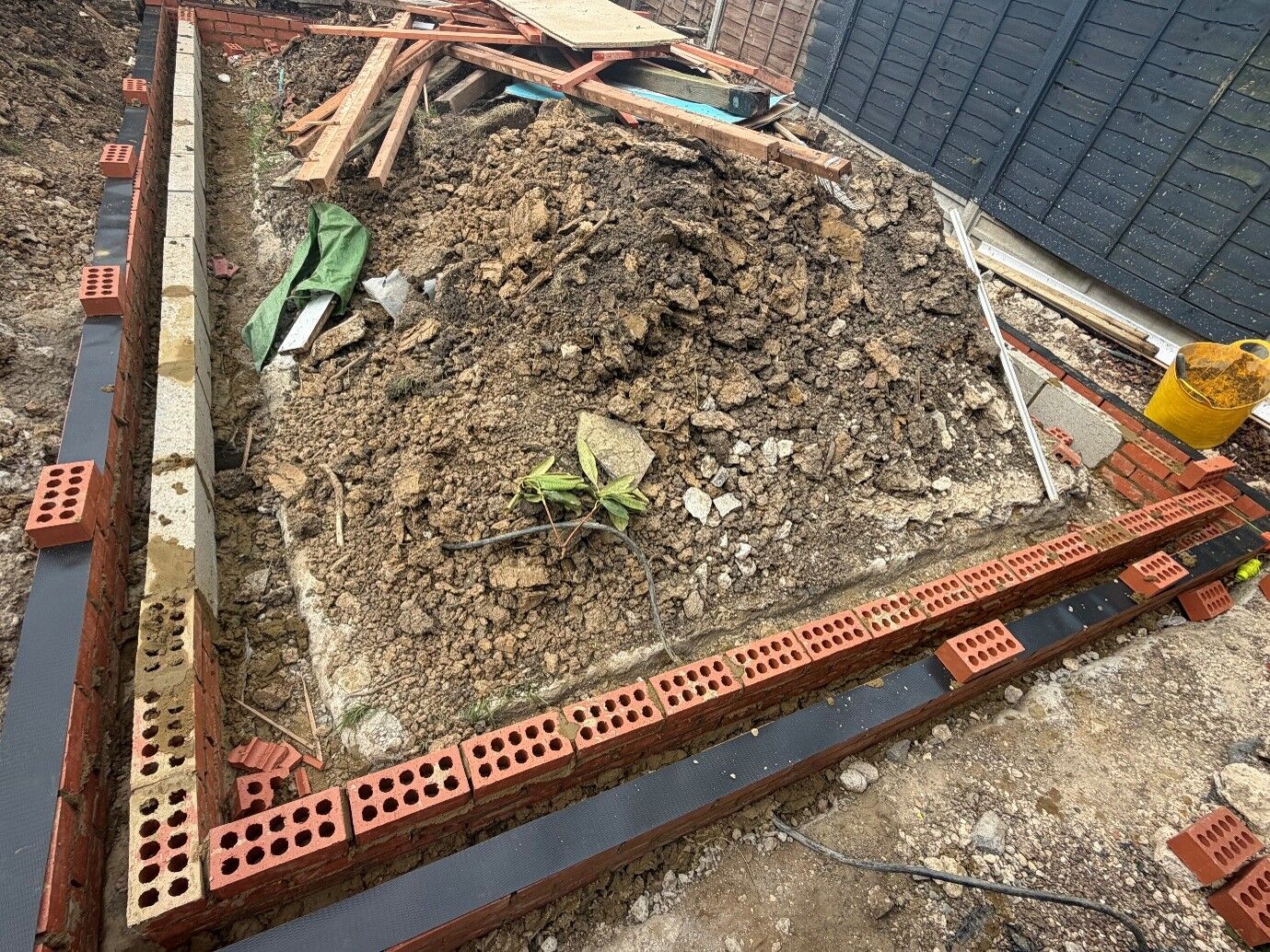 Brick-and-block foundation course for a new outbuilding